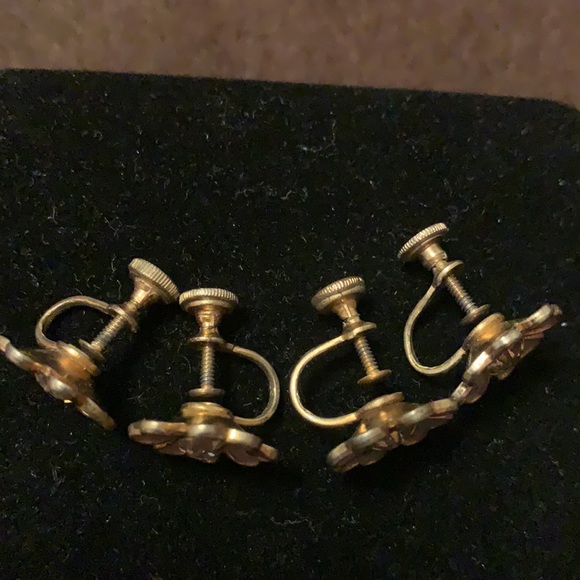 2 Pairs Vintage 1950s Flower Clip-On Earrings - Picture 4 of 4